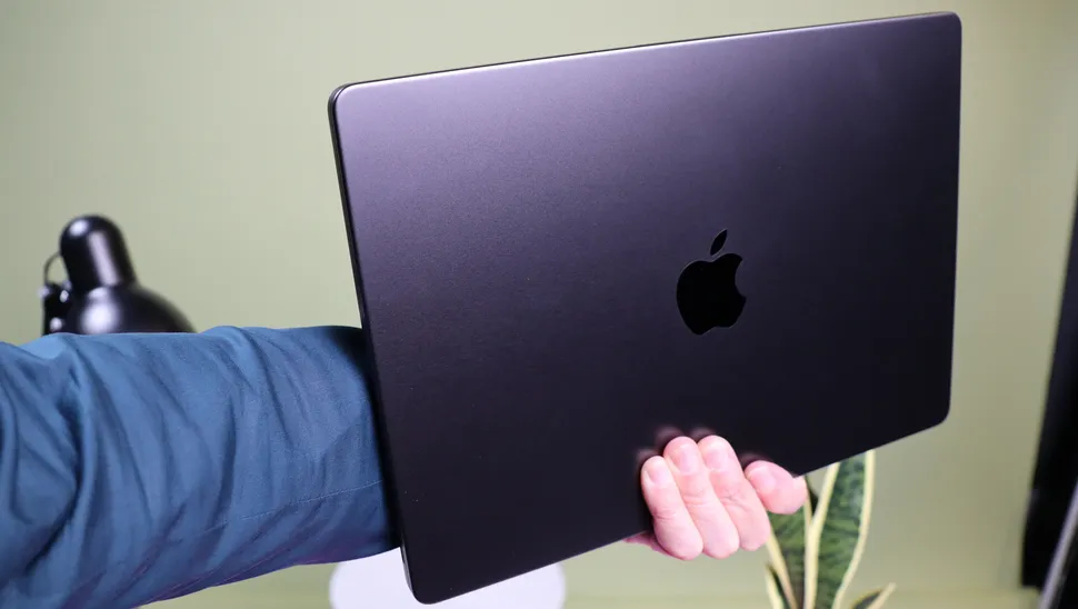 Mac mini in hand M4 Max Chip